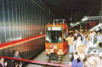 Den Start der Stadtbahn feierten 150.000 Menschen auf dem Rathausplatz und in den damals fünf unterirdischen Haltestellen am 28. April 1991. Foto: Archiv moBiel