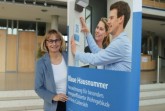 Wettbewerb Blaue Hausnummer 2021 in sieben Kommunen gestartet: Ursula Thering vom Kreis Gütersloh wirbt fürs Mitmachen.