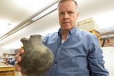 Frisch in Bielefeld eingetroffen: LWL-Mitarbeiter Andreas Wibbe begutachtet einen Kugeltopf aus dem 13. Jahrhundert.
Foto: LWL-Archäologie/S. Spiong