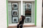 Unter dem Pseudonym Greta Flaschenpost verwandelt die Künstlerin dieses Schaufenster in der Grubestraße in Höxter in eine Kunst-Galerie auf Zeit. Foto: privat