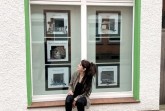 Unter dem Pseudonym Greta Flaschenpost verwandelt die Künstlerin dieses Schaufenster in der Grubestraße in Höxter in eine Kunst-Galerie auf Zeit. Foto: privat