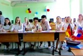 Virtuelles Treffen der Partnerstädte: (Mitte) Irina Kondratjewa und Natalja Rosinskaja (beide Ansprechpartnerinnen in Rshew) sorgten gemeinsam mit Schülerinnen und Schülern aus Rshew für ein abwechslungsreiches Programm.Foto: Quelle Stadt Gütersloh