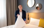 Hausdame Jana Seifert ist begeistert von der Gestaltung der künftigen Gästezimmer im Hotel zum Weinberg.