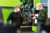 Prof. Dr. Christoph Jaroschek (rechts) und Stephan Kartelmeyer (links) arbeiten gemeinsam an der Senkung des Energieverbrauches bei der Spritzgießfertigung von technischen Kunststoffteilen. (Foto: Felix Hüffelmann / FH Bielefeld)
