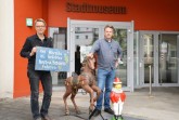 Die ersten Leihgaben sind bereits da: Schausteller Antonio Noack (rechts) und Markus Runte vom Paderborner Stadtmuseum freuen sich auf die Ausstellungseröffnung im Juli.Foto;© Stadt Paderborn