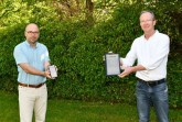 Fachbereichsleiter Michael Werner (links) und Hubertus Abraham vom Kreis Höxter freuen sich, dass sie mit der neuen Abfall-App den Service erheblich ausweiten können. Foto: Kreis Höxter