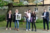 Im Familien.Info.Treff (F.I.T) werden die Gewinner des ersten Fotowettbewerbs ausgezeichnet