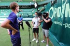 Tennis-Profi Sebastian Korda (links) im Post-Match-Interview mit Journalist Ursin Caderas und Kameramann Brucie Smith von der ATP Media. © NOVENTI OPEN/HalleWestfalen