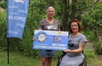 v.l.: Melanie Wiemers und Kati Jördel nehmen den Spendencheck für den Verein Ein Teil vom Ganzen all inklusive entgegen. Jördels nächstes Projekt ist eine Reise mit dem E-Rollstuhl nach Lindau am Bodensee. Für den Strom sorgt das Stadtwerk!