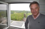 Wolfgang Oesterschlink kann von der Mühle herab auf die neue große Photovoltaikanlage auf dem Dach des Sackwarenlagers blicken. Foto: Stadt Rietberg