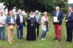 Im Beisein von weiteren Wettbewerbsteilnehmern und Jurymitgliedern überreicht Bürgermeister Daniel Hartmann die Gewinnerurkunde an Freya Vieth. Foto: Stadt Höxter
