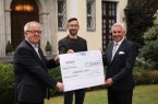 Rolf A. Bedner (r.) überreichte den Scheck über 20.000 Euro an Pastor Ulrich Pohl (l.) und René Meistrell. Foto: Marten Siegmann