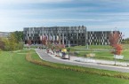 Den Weg zum Hauptgebäude der Fachhochschule Bielefeld werden bei mehr Präsenzlehre in den nächsten Wochen und Monaten wieder mehr Studierende nehmen. (Foto: Andreas Jon Grote / FH Bielefeld)