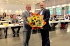 Bürgermeister Michael Dreier (links) gratulierte Carsten Venherm, der sich für die vergangenen acht Jahre sowie für das außerordentliche Votum in der Ratssitzung am Donnerstagabend bedankte.Foto:© Stadt Paderborn