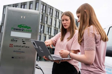 Projektmitarbeiterin Katrin Schulte (links) liest die Leistung zum Laden der einzelnen E-Fahrzeuge aus. Das Ziel: Ein möglichst hoher Anteil an regenerativ erzeugtem Strom beim Laden.