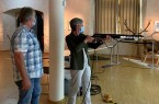 Museumsdirektorin Dr. Vera Lüpkes beim Schießtraining. Ulrich Kindsgrab vom Treffpunkt Jagd- und Schießkino Extertal zeigt, worauf es ankommt.