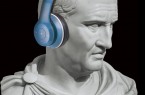 Cicero macht's vor: Kopfhörer auf, Podcast an. Mit dem Podcast "Hocus, locus, jocus" bietet das Kloster Dalheim einen Vorgeschmack auf die kommende Sonderausstellung "Latein. Tot oder lebendig!?"
Foto: LWL/Klein und Neumann/Shutterstock