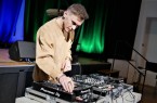 DJ Lil Jaey gestaltete das „Warm-up“ zum hybriden Kulturforum in der Stadthalle.