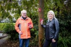 Unser Foto zeigt den Wandern-Experten Adolf Nagel und von der Tourist Information Lippe & Detmold Vanessa Rubart mit den neuen Wandern-Markierungen. Foto: Stadt Detmold