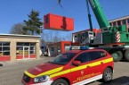 Der neue Container für die Feuerwehr Herford hängt am Haken.