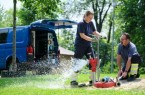 Die Wasserexperten Nadine Harz und Siegmund Buschke entnehmen Wasser an einem Hydranten. Foto: Thorsten Ulonska