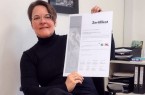 Tatjana Disse, Prokuristin GfW und Gründungsberaterin für das STARTERCENTER.NRW, mit dem neuen Zertifikat. Foto: GfW