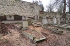 Edmund Balsam ließ verlorene Grabsteine aus Zechit nachbilden wie bei diesen Doppel- und Einzelgräbern Einfassungen. Foto: LWL/Heuter