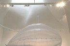 Panamarenko: Papaver, 2002, Kunststoff, Motor, Plexiglas, Eisen signiert und betitelt auf Plexiglas, 700 x 1500 x 700 cm © VG Bild-Kunst, Bonn 2022, Foto: Hans Schröder