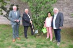 Über die Taschentuchbaum-Patenschaft freuen sich Daniel Hartmann(links) und Minister Karl-Josef Laumann, Claudia Koch und Thomas Gerber(rechts)