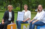 Freuen sich über die Auszeichnung: Nikola Weber, Franziska Monkenbusch und Julia Seggewiß mit dem zdi-Qualitätssiegel 2023.