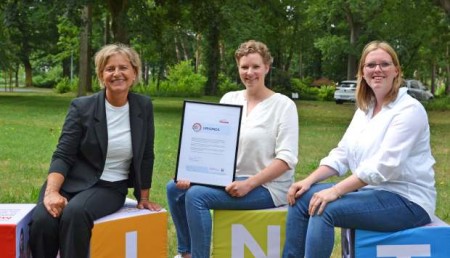 Freuen sich über die Auszeichnung: Nikola Weber, Franziska Monkenbusch und Julia Seggewiß mit dem zdi-Qualitätssiegel 2023.