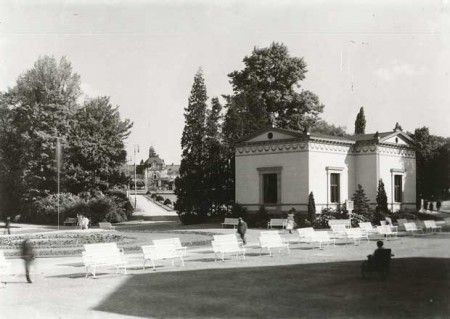 Dieses Haus wurde 1882 erbaut und 1955 wieder abgerissen.Im Hintergrund sieht man das Kurhaus. (c) Stadtarchiv Bad Oeynhausen