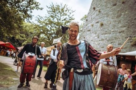 Auch in diesem Jahr wird es ein abwechslungsreiches Musikprogramm an der Burg geben – von sanften Harfen- bis zu mitreißenden Trommel- und Dudelsackklängen. ©Bielefeld Marketing GmbH / Twojport
