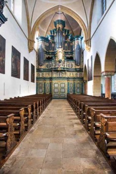 Nimmt imposant die gesamte Westseite der Klosterkirche Marienfeld ein: die historische Barockorgel aus dem Jahr 1751.