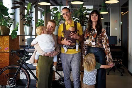 Die Crew der Ankerkopf GmbH (v.l.n.r.): Theresa Budde, Daniel Chrobot und Sarah Niesel stehen mit ihren Kindern für die Vereinbarkeit von Vater-, Mutter- und Berufsleben. Foto: Franziska Beckmann