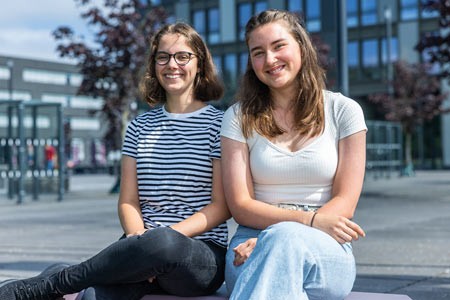 Cara Schmid (l.) und Viktoria Rekowski sind zwei der rund 100 neuen Bachelorstudierenden, die sich für ein praxisintegriertes Studium am Campus Gütersloh entschieden haben. (Foto: S. Jonek/HSBI)