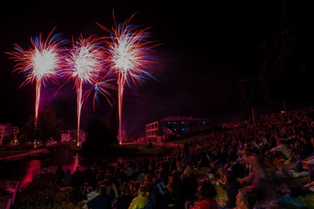 Mit dem spektakulären Sparkassen-Libori-Feuerwerk endete das Libori-Fest am Sonntagabend. Bildrechte: Stadt Paderborn, Fotograf: Dirk Rellecke