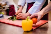 Läuft im Turbogang: Gemüseschneiden – bei Küchen-Profis sitzt jeder Handgriff. Es gibt nur zu wenige, die den Küchen-Job machen wollen, sagt die Gastro-Gewerkschaft NGG. Foto: NGG | Tobias Seifert