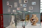 Archäologische Funde aus der Latrine, wie beispielsweise Ringkrug und Glasflasche, helfen bei der Datierung der Textilien. Foto: LWL/ A. Karl