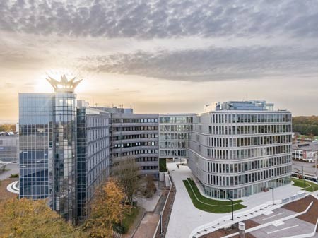 Das neue Gebäude Schüco One (rechts) bildet mit den bestehenden Gebäuden das Bielefelder Headquarter. (Foto: Stefan Brückner; Nutzungsrechte: Schüco International KG)