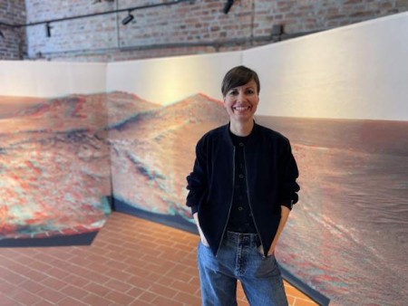 Betty Böhm vordem Marspanorama in der Städtischen Galerie in Halle.