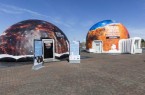 In einem 75qm großen Zelt läuft eine 360-Grad-Planetariumsshow, im Begleitzelt eine Ausstellung zum Thema „Licht“.