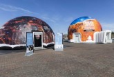 In einem 75qm großen Zelt läuft eine 360-Grad-Planetariumsshow, im Begleitzelt eine Ausstellung zum Thema „Licht“.