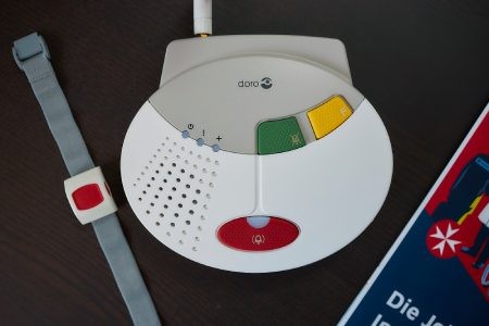 Der Johanniter-Hausnotruf gibt Familien die Sicherheit, dass im Notfall schnell Hilfe kommt – ein Knopfdruck genügt