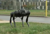 "Achilles" ist ein Roboterhund, mit dem an der Hochschule Bielefeld geforscht wird. Sein "Herrchen", Prof. Dr. Axel Schneider, ist bei Brainstorm zu Gast.