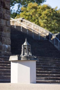 Zum Abschluss eines Projektes zur barrierearmen Erschließung und kindgerechten Gestaltung des Areals am Kaiser-Wilhelm-Denkmal in Porta Westfalica (Kreis Minden-Lübbecke) wurde am Freitag (8.9.) ein Tastmodell des Denkmals aus Bronze eingeweiht.