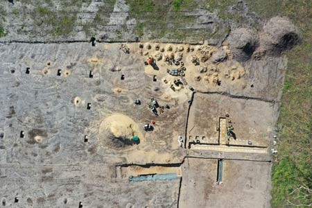 Auf dem mehrperiodigen Fundplatz in Gronau-Markenfort finden Führungen über die Ausgrabungsfläche statt. Foto: LWL-AfW/M. Esmyol