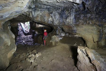 Im Zuge zweier Spaziergängen im Felsenmeer und einer Virtual Reality Anwendung können Besucher:innen jetzt auch selbst einen Blick in eine ausgeräumte Abbaukammer der "Bärenhöhle" werfen. Foto: LWL/T. Poggel