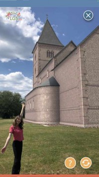 Dank einer App erstehen im Höxteraner Archäologiepark ganze Gebäude wie die große Kirche virtuell wieder auf, wie dieser Handy-Screenshot zeigt.