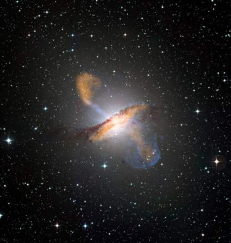 Wie lassen sich schwarze Löcher aufspüren? Dieses Bild zeigt die Galaxie Centaurus A, in deren Zentrum ein schwarzes Loch vermutet wird. Um solche Bilder entstehen zu lassen, kombinieren Forschende die Aufnahmen mehrerer Teleskope, die unterschiedliche Wellenlängen erfassen können. Foto: ESO